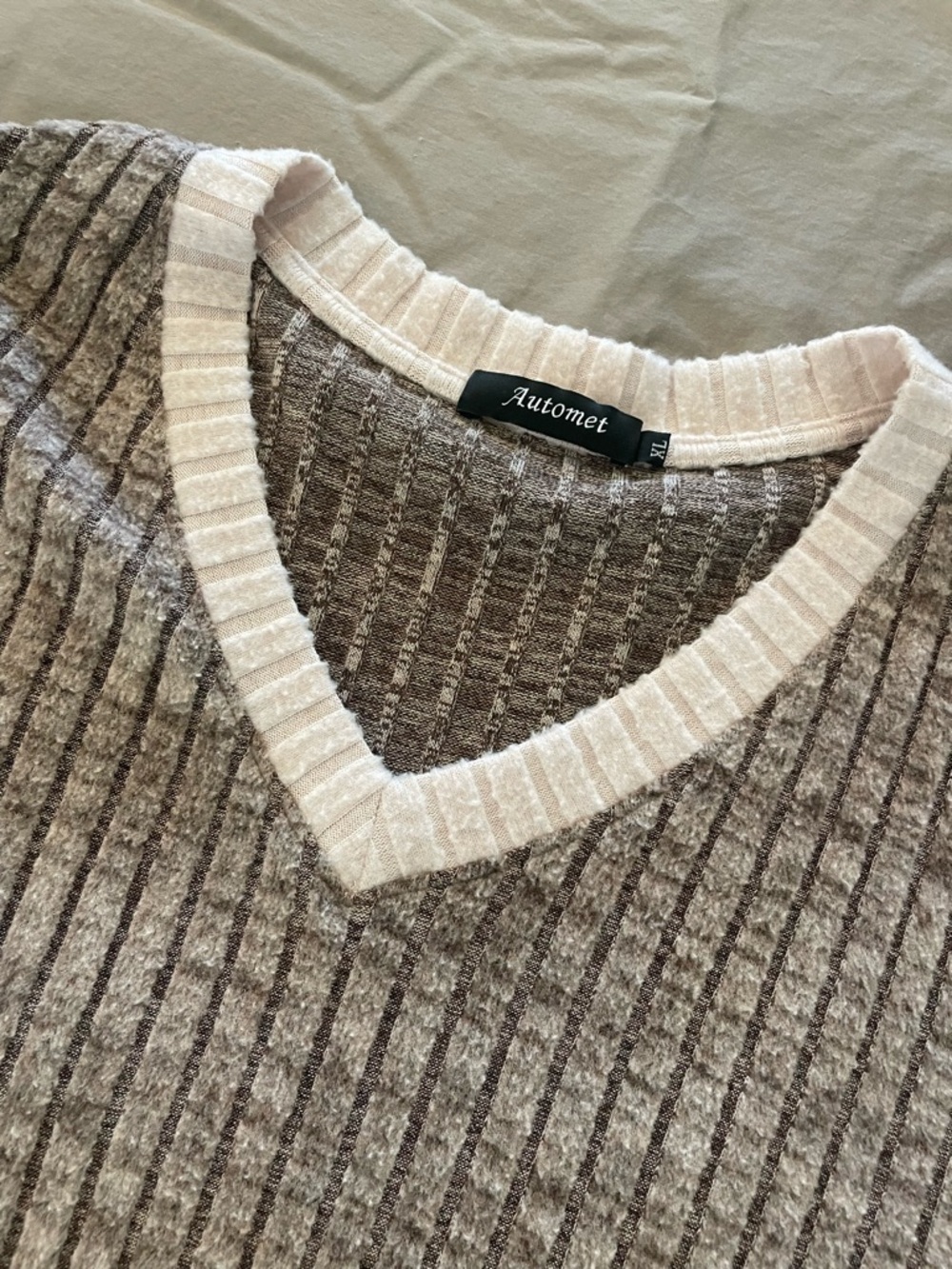 XL V neck tunic sweater top. Brown tone with cream accent, so cute with jeans.